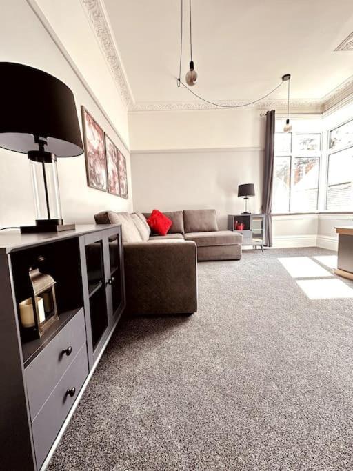The Retreat - Large Luxury Apartment, Two Mins From Beach Bournemouth Kültér fotó