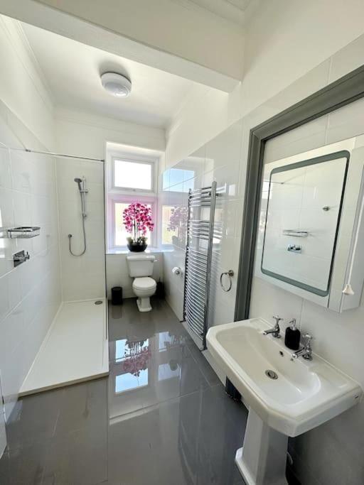 The Retreat - Large Luxury Apartment, Two Mins From Beach Bournemouth Kültér fotó
